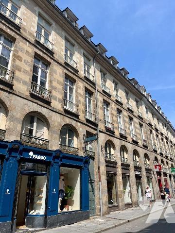 Rennes - Centre-Ville - Hyper Centre
Situé au 3ème étage de la copropriété (sans ascenseur), a...