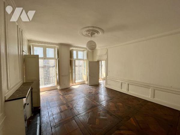 Rennes - Centre-Ville - Hyper Centre
Situé au 3ème étage de la copropriété (sans ascenseur), a...