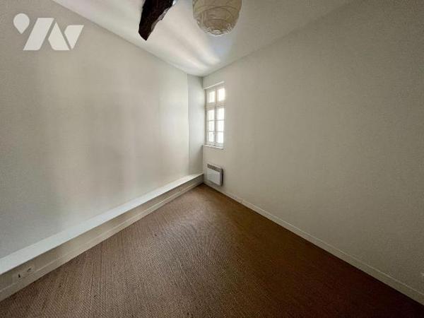 Rennes - Centre-Ville - Hyper Centre
Situé au 3ème étage de la copropriété (sans ascenseur), a...