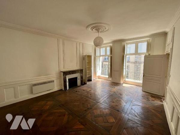 Rennes - Centre-Ville - Hyper Centre
Situé au 3ème étage de la copropriété (sans ascenseur), a...