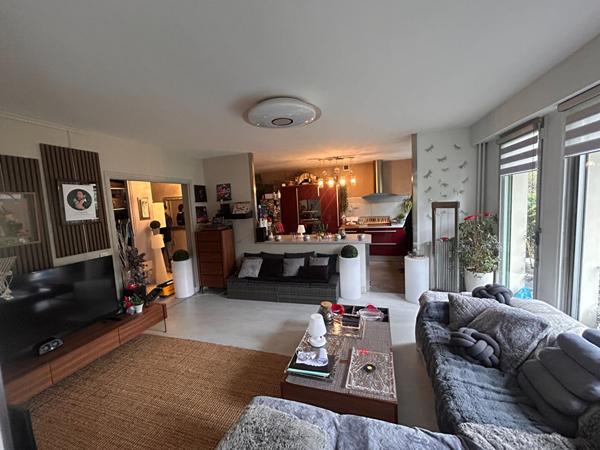 Appartement mont saint aignan -Rouen - bois guillaume - gare rive droite 2 chambres 90m² Terrasse 30m² parking sous sol Grand séjour salon Cuisine commerces 200m