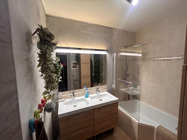 Appartement mont saint aignan -Rouen - bois guillaume - gare rive droite 2 chambres 90m² Terrasse 30m² parking sous sol Grand séjour salon Cuisine commerces 200m