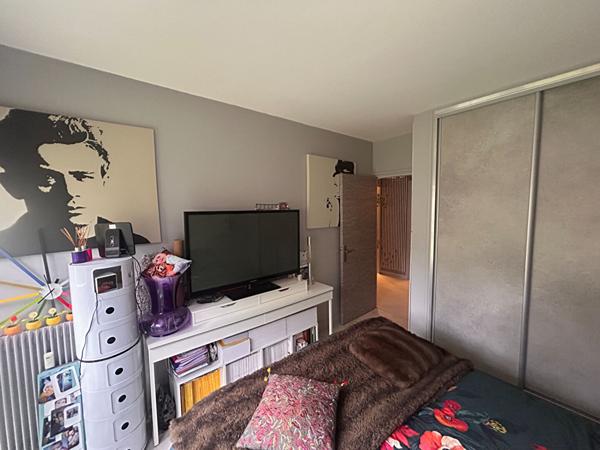 Appartement mont saint aignan -Rouen - bois guillaume - gare rive droite 2 chambres 90m² Terrasse 30m² parking sous sol Grand séjour salon Cuisine commerces 200m