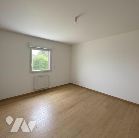 A deux minutes du centre-ville de Boos, cette maison individuelle de plain-pied rénovée en 2017...