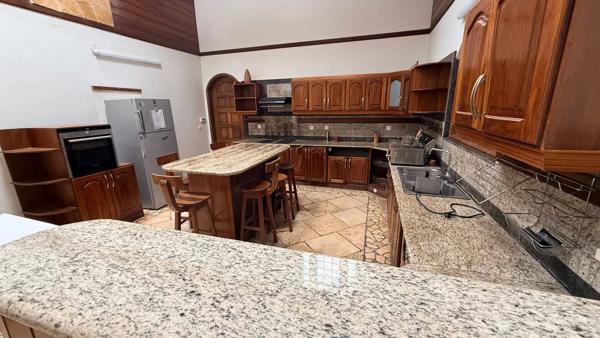 A Vendre: Villa 10 pièces avec piscine – Rémire-Montjoly - World Invest Patrimoine
