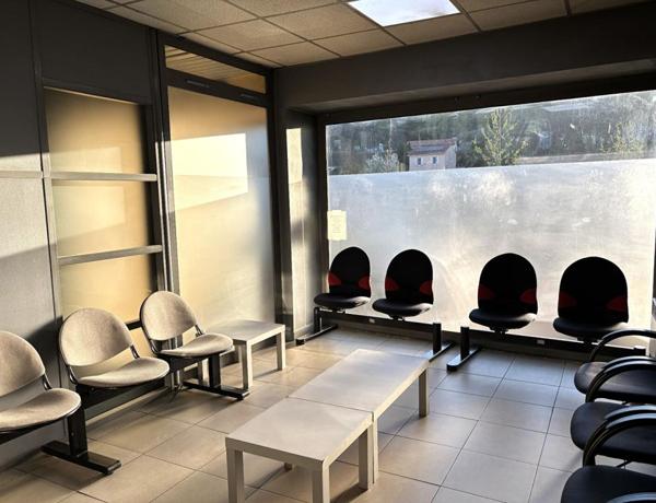 ST ETIENNE Terrenoire. Local commercial ou professionnel au rez de chaussée d'un immeuble de 1984. 89m²