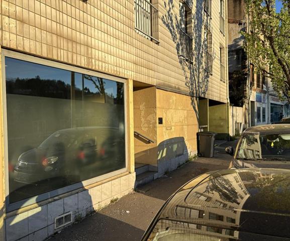 ST ETIENNE Terrenoire. Local commercial ou professionnel au rez de chaussée d'un immeuble de 1984. 89m²