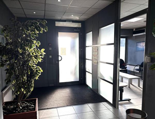 ST ETIENNE Terrenoire. Local commercial ou professionnel au rez de chaussée d'un immeuble de 1984. 89m²