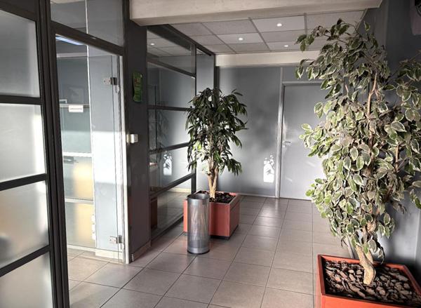 ST ETIENNE Terrenoire. Local commercial ou professionnel au rez de chaussée d'un immeuble de 1984. 89m²