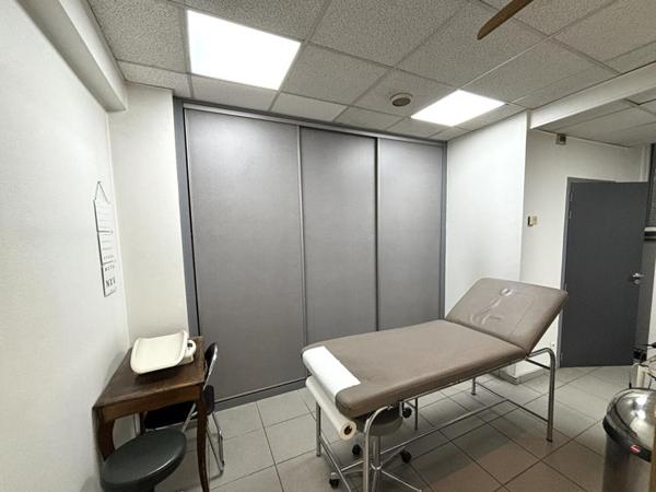 ST ETIENNE Terrenoire. Local commercial ou professionnel au rez de chaussée d'un immeuble de 1984. 89m²