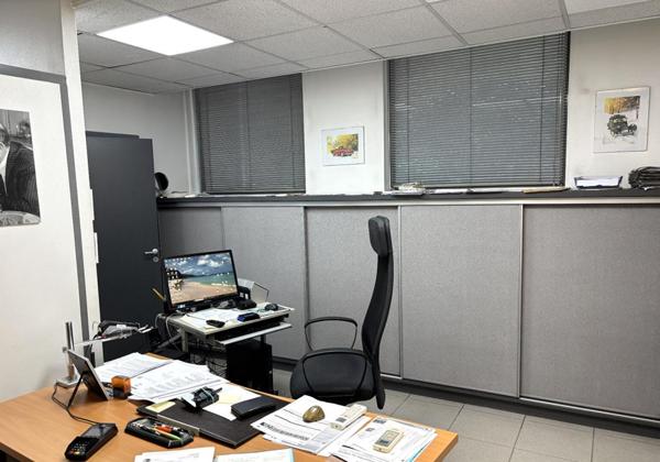 ST ETIENNE Terrenoire. Local commercial ou professionnel au rez de chaussée d'un immeuble de 1984. 89m²