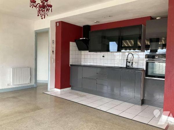 A VENDRE : Dans centre-ville de SOUILLAC (Lot - 46) appartement T3 au 3ième étage avec balcon c...