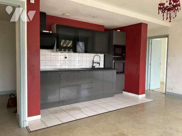 A VENDRE : Dans centre-ville de SOUILLAC (Lot - 46) appartement T3 au 3ième étage avec balcon c...