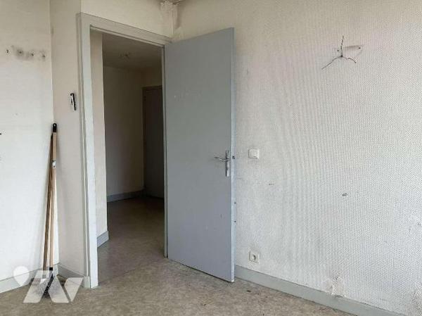 A VENDRE : Dans centre-ville de SOUILLAC (Lot - 46) appartement T3 au 3ième étage avec balcon c...