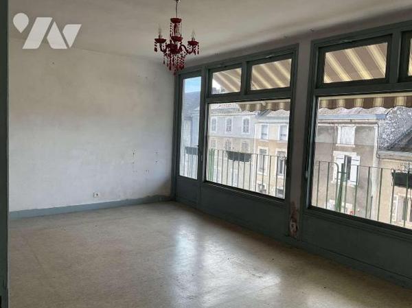 A VENDRE : Dans centre-ville de SOUILLAC (Lot - 46) appartement T3 au 3ième étage avec balcon c...