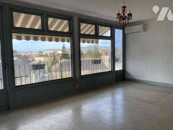 A VENDRE : Dans centre-ville de SOUILLAC (Lot - 46) appartement T3 au 3ième étage avec balcon c...