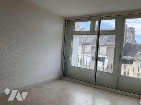 A VENDRE : Dans centre-ville de SOUILLAC (Lot - 46) appartement T3 au 3ième étage avec balcon c...