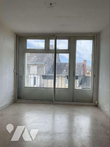 A VENDRE : Dans centre-ville de SOUILLAC (Lot - 46) appartement T3 au 3ième étage avec balcon c...
