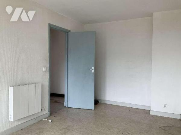 A VENDRE : Dans centre-ville de SOUILLAC (Lot - 46) appartement T3 au 3ième étage avec balcon c...