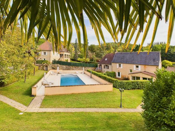 Deux maisons périgourdines en pierre et 3 appartements dans le centre de Sarlat avec piscine
