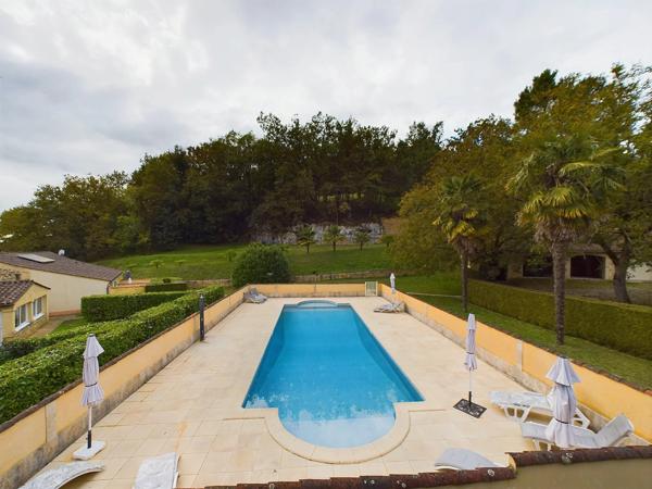 Deux maisons périgourdines en pierre et 3 appartements dans le centre de Sarlat avec piscine