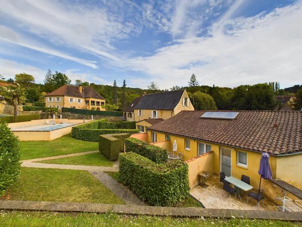Deux maisons périgourdines en pierre et 3 appartements dans le centre de Sarlat avec piscine
