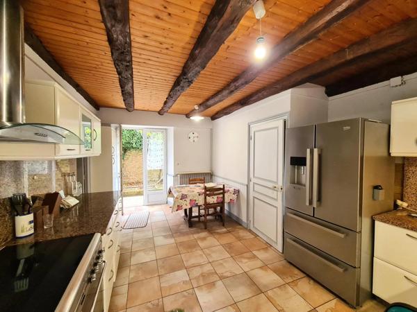 Deux maisons périgourdines en pierre et 3 appartements dans le centre de Sarlat avec piscine
