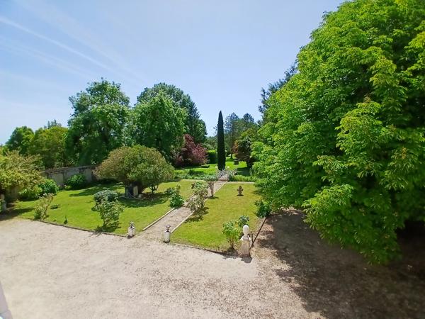 Charmante maison Charentaise nichée dans un magnifique parc avec une grande dépendance