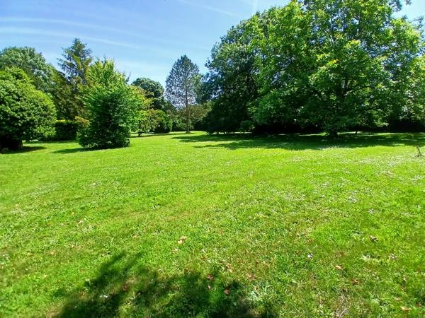 Charmante maison Charentaise nichée dans un magnifique parc avec une grande dépendance