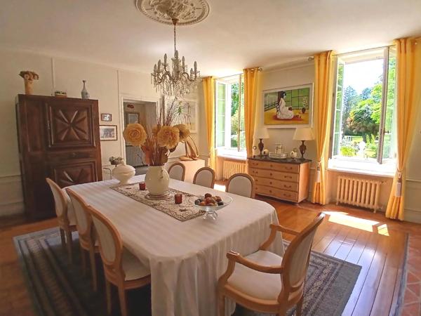Charmante maison Charentaise nichée dans un magnifique parc avec une grande dépendance