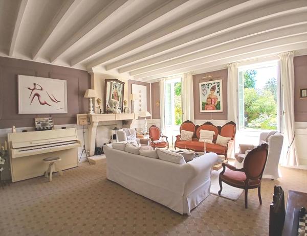 Charmante maison Charentaise nichée dans un magnifique parc avec une grande dépendance