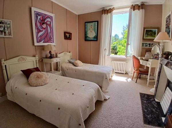 Charmante maison Charentaise nichée dans un magnifique parc avec une grande dépendance