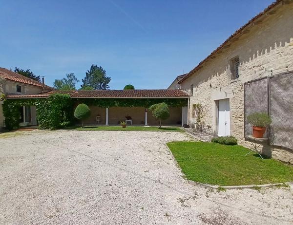 Charmante maison Charentaise nichée dans un magnifique parc avec une grande dépendance