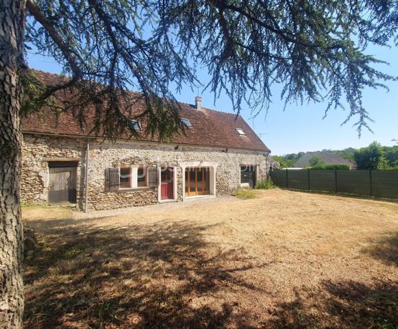 ** En EXCLUSIVITÉ ** Venez découvrir SANS TARDER cette maison en pierre d'environ 105 m² au sol et édifiée sur un terrain de 450 m². 
Située dans un village paisible, à 5 km de Nangis ( gare SNCF, commodités et commerces ) et de La Chapelle-Gauthier.

Cette ancienne grange vous séduira avec ses pierres et ses poutres apparentes, elle vous offre au rez-de-chaussée une entrée, un salon-séjour lumineux, une cuisine d’environ 13 m² avec un accès direct sur l’extérieur, une buanderie et un WC indépendant.
Au premier étage vous trouverez une pièce palière desservant une salle de bains avec un WC ainsi que 3 chambres. 

À l'extérieur vous bénéficierez également d'un jardin entièrement clos, d’un grand garage attenant de 33 m², d’une annexe avec une partie chaufferie et atelier.

Quelques travaux à prévoir.

Les ++ : Beaux volumes, chauffage au sol par pompe à chaleur (2022), conduit de prévu pour pouvoir installer un poêle à bois dans le salon-séjour, fenêtres double vitrage ! 

Une maison pleine de cachets et fonctionnel avec un bel espace de vie ! 
Alors, n'attendez plus, contactez-nous !

Pour plus d'information n'hésitez pas à contacter Julien et Cindy LUCIANI au 06 52 63 33 63.
