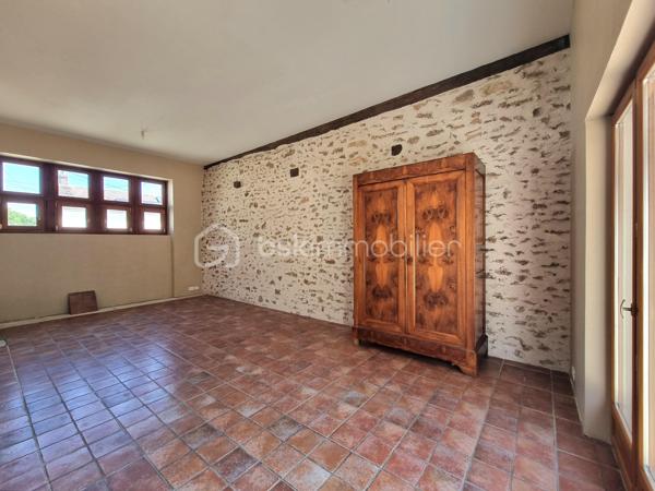 ** En EXCLUSIVITÉ ** Venez découvrir SANS TARDER cette maison en pierre d'environ 105 m² au sol et édifiée sur un terrain de 450 m². 
Située dans un village paisible, à 5 km de Nangis ( gare SNCF, commodités et commerces ) et de La Chapelle-Gauthier.

Cette ancienne grange vous séduira avec ses pierres et ses poutres apparentes, elle vous offre au rez-de-chaussée une entrée, un salon-séjour lumineux, une cuisine d’environ 13 m² avec un accès direct sur l’extérieur, une buanderie et un WC indépendant.
Au premier étage vous trouverez une pièce palière desservant une salle de bains avec un WC ainsi que 3 chambres. 

À l'extérieur vous bénéficierez également d'un jardin entièrement clos, d’un grand garage attenant de 33 m², d’une annexe avec une partie chaufferie et atelier.

Quelques travaux à prévoir.

Les ++ : Beaux volumes, chauffage au sol par pompe à chaleur (2022), conduit de prévu pour pouvoir installer un poêle à bois dans le salon-séjour, fenêtres double vitrage ! 

Une maison pleine de cachets et fonctionnel avec un bel espace de vie ! 
Alors, n'attendez plus, contactez-nous !

Pour plus d'information n'hésitez pas à contacter Julien et Cindy LUCIANI au 06 52 63 33 63.