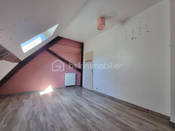 ** En EXCLUSIVITÉ ** Venez découvrir SANS TARDER cette maison en pierre d'environ 105 m² au sol et édifiée sur un terrain de 450 m². 
Située dans un village paisible, à 5 km de Nangis ( gare SNCF, commodités et commerces ) et de La Chapelle-Gauthier.

Cette ancienne grange vous séduira avec ses pierres et ses poutres apparentes, elle vous offre au rez-de-chaussée une entrée, un salon-séjour lumineux, une cuisine d’environ 13 m² avec un accès direct sur l’extérieur, une buanderie et un WC indépendant.
Au premier étage vous trouverez une pièce palière desservant une salle de bains avec un WC ainsi que 3 chambres. 

À l'extérieur vous bénéficierez également d'un jardin entièrement clos, d’un grand garage attenant de 33 m², d’une annexe avec une partie chaufferie et atelier.

Quelques travaux à prévoir.

Les ++ : Beaux volumes, chauffage au sol par pompe à chaleur (2022), conduit de prévu pour pouvoir installer un poêle à bois dans le salon-séjour, fenêtres double vitrage ! 

Une maison pleine de cachets et fonctionnel avec un bel espace de vie ! 
Alors, n'attendez plus, contactez-nous !

Pour plus d'information n'hésitez pas à contacter Julien et Cindy LUCIANI au 06 52 63 33 63.