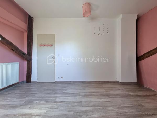 ** En EXCLUSIVITÉ ** Venez découvrir SANS TARDER cette maison en pierre d'environ 105 m² au sol et édifiée sur un terrain de 450 m². 
Située dans un village paisible, à 5 km de Nangis ( gare SNCF, commodités et commerces ) et de La Chapelle-Gauthier.

Cette ancienne grange vous séduira avec ses pierres et ses poutres apparentes, elle vous offre au rez-de-chaussée une entrée, un salon-séjour lumineux, une cuisine d’environ 13 m² avec un accès direct sur l’extérieur, une buanderie et un WC indépendant.
Au premier étage vous trouverez une pièce palière desservant une salle de bains avec un WC ainsi que 3 chambres. 

À l'extérieur vous bénéficierez également d'un jardin entièrement clos, d’un grand garage attenant de 33 m², d’une annexe avec une partie chaufferie et atelier.

Quelques travaux à prévoir.

Les ++ : Beaux volumes, chauffage au sol par pompe à chaleur (2022), conduit de prévu pour pouvoir installer un poêle à bois dans le salon-séjour, fenêtres double vitrage ! 

Une maison pleine de cachets et fonctionnel avec un bel espace de vie ! 
Alors, n'attendez plus, contactez-nous !

Pour plus d'information n'hésitez pas à contacter Julien et Cindy LUCIANI au 06 52 63 33 63.