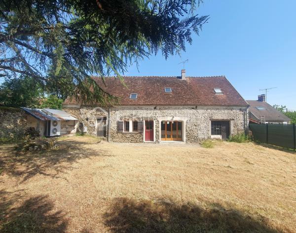 ** En EXCLUSIVITÉ ** Venez découvrir SANS TARDER cette maison en pierre d'environ 105 m² au sol et édifiée sur un terrain de 450 m². 
Située dans un village paisible, à 5 km de Nangis ( gare SNCF, commodités et commerces ) et de La Chapelle-Gauthier.

Cette ancienne grange vous séduira avec ses pierres et ses poutres apparentes, elle vous offre au rez-de-chaussée une entrée, un salon-séjour lumineux, une cuisine d’environ 13 m² avec un accès direct sur l’extérieur, une buanderie et un WC indépendant.
Au premier étage vous trouverez une pièce palière desservant une salle de bains avec un WC ainsi que 3 chambres. 

À l'extérieur vous bénéficierez également d'un jardin entièrement clos, d’un grand garage attenant de 33 m², d’une annexe avec une partie chaufferie et atelier.

Quelques travaux à prévoir.

Les ++ : Beaux volumes, chauffage au sol par pompe à chaleur (2022), conduit de prévu pour pouvoir installer un poêle à bois dans le salon-séjour, fenêtres double vitrage ! 

Une maison pleine de cachets et fonctionnel avec un bel espace de vie ! 
Alors, n'attendez plus, contactez-nous !

Pour plus d'information n'hésitez pas à contacter Julien et Cindy LUCIANI au 06 52 63 33 63.