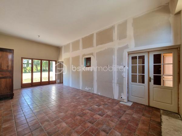 ** En EXCLUSIVITÉ ** Venez découvrir SANS TARDER cette maison en pierre d'environ 105 m² au sol et édifiée sur un terrain de 450 m². 
Située dans un village paisible, à 5 km de Nangis ( gare SNCF, commodités et commerces ) et de La Chapelle-Gauthier.

Cette ancienne grange vous séduira avec ses pierres et ses poutres apparentes, elle vous offre au rez-de-chaussée une entrée, un salon-séjour lumineux, une cuisine d’environ 13 m² avec un accès direct sur l’extérieur, une buanderie et un WC indépendant.
Au premier étage vous trouverez une pièce palière desservant une salle de bains avec un WC ainsi que 3 chambres. 

À l'extérieur vous bénéficierez également d'un jardin entièrement clos, d’un grand garage attenant de 33 m², d’une annexe avec une partie chaufferie et atelier.

Quelques travaux à prévoir.

Les ++ : Beaux volumes, chauffage au sol par pompe à chaleur (2022), conduit de prévu pour pouvoir installer un poêle à bois dans le salon-séjour, fenêtres double vitrage ! 

Une maison pleine de cachets et fonctionnel avec un bel espace de vie ! 
Alors, n'attendez plus, contactez-nous !

Pour plus d'information n'hésitez pas à contacter Julien et Cindy LUCIANI au 06 52 63 33 63.