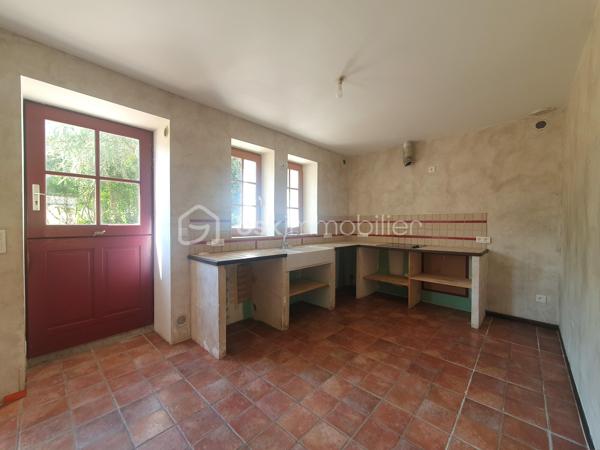** En EXCLUSIVITÉ ** Venez découvrir SANS TARDER cette maison en pierre d'environ 105 m² au sol et édifiée sur un terrain de 450 m². 
Située dans un village paisible, à 5 km de Nangis ( gare SNCF, commodités et commerces ) et de La Chapelle-Gauthier.

Cette ancienne grange vous séduira avec ses pierres et ses poutres apparentes, elle vous offre au rez-de-chaussée une entrée, un salon-séjour lumineux, une cuisine d’environ 13 m² avec un accès direct sur l’extérieur, une buanderie et un WC indépendant.
Au premier étage vous trouverez une pièce palière desservant une salle de bains avec un WC ainsi que 3 chambres. 

À l'extérieur vous bénéficierez également d'un jardin entièrement clos, d’un grand garage attenant de 33 m², d’une annexe avec une partie chaufferie et atelier.

Quelques travaux à prévoir.

Les ++ : Beaux volumes, chauffage au sol par pompe à chaleur (2022), conduit de prévu pour pouvoir installer un poêle à bois dans le salon-séjour, fenêtres double vitrage ! 

Une maison pleine de cachets et fonctionnel avec un bel espace de vie ! 
Alors, n'attendez plus, contactez-nous !

Pour plus d'information n'hésitez pas à contacter Julien et Cindy LUCIANI au 06 52 63 33 63.