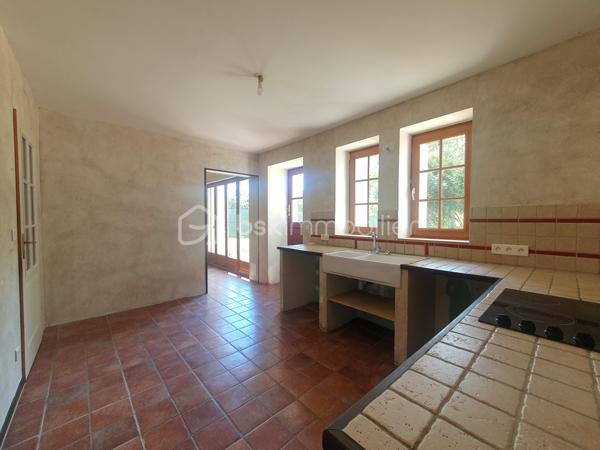 ** En EXCLUSIVITÉ ** Venez découvrir SANS TARDER cette maison en pierre d'environ 105 m² au sol et édifiée sur un terrain de 450 m². 
Située dans un village paisible, à 5 km de Nangis ( gare SNCF, commodités et commerces ) et de La Chapelle-Gauthier.

Cette ancienne grange vous séduira avec ses pierres et ses poutres apparentes, elle vous offre au rez-de-chaussée une entrée, un salon-séjour lumineux, une cuisine d’environ 13 m² avec un accès direct sur l’extérieur, une buanderie et un WC indépendant.
Au premier étage vous trouverez une pièce palière desservant une salle de bains avec un WC ainsi que 3 chambres. 

À l'extérieur vous bénéficierez également d'un jardin entièrement clos, d’un grand garage attenant de 33 m², d’une annexe avec une partie chaufferie et atelier.

Quelques travaux à prévoir.

Les ++ : Beaux volumes, chauffage au sol par pompe à chaleur (2022), conduit de prévu pour pouvoir installer un poêle à bois dans le salon-séjour, fenêtres double vitrage ! 

Une maison pleine de cachets et fonctionnel avec un bel espace de vie ! 
Alors, n'attendez plus, contactez-nous !

Pour plus d'information n'hésitez pas à contacter Julien et Cindy LUCIANI au 06 52 63 33 63.