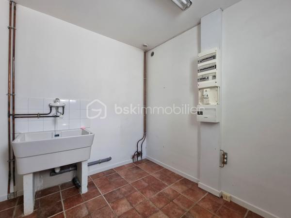 ** En EXCLUSIVITÉ ** Venez découvrir SANS TARDER cette maison en pierre d'environ 105 m² au sol et édifiée sur un terrain de 450 m². 
Située dans un village paisible, à 5 km de Nangis ( gare SNCF, commodités et commerces ) et de La Chapelle-Gauthier.

Cette ancienne grange vous séduira avec ses pierres et ses poutres apparentes, elle vous offre au rez-de-chaussée une entrée, un salon-séjour lumineux, une cuisine d’environ 13 m² avec un accès direct sur l’extérieur, une buanderie et un WC indépendant.
Au premier étage vous trouverez une pièce palière desservant une salle de bains avec un WC ainsi que 3 chambres. 

À l'extérieur vous bénéficierez également d'un jardin entièrement clos, d’un grand garage attenant de 33 m², d’une annexe avec une partie chaufferie et atelier.

Quelques travaux à prévoir.

Les ++ : Beaux volumes, chauffage au sol par pompe à chaleur (2022), conduit de prévu pour pouvoir installer un poêle à bois dans le salon-séjour, fenêtres double vitrage ! 

Une maison pleine de cachets et fonctionnel avec un bel espace de vie ! 
Alors, n'attendez plus, contactez-nous !

Pour plus d'information n'hésitez pas à contacter Julien et Cindy LUCIANI au 06 52 63 33 63.