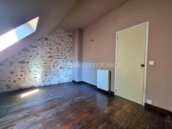 ** En EXCLUSIVITÉ ** Venez découvrir SANS TARDER cette maison en pierre d'environ 105 m² au sol et édifiée sur un terrain de 450 m². 
Située dans un village paisible, à 5 km de Nangis ( gare SNCF, commodités et commerces ) et de La Chapelle-Gauthier.

Cette ancienne grange vous séduira avec ses pierres et ses poutres apparentes, elle vous offre au rez-de-chaussée une entrée, un salon-séjour lumineux, une cuisine d’environ 13 m² avec un accès direct sur l’extérieur, une buanderie et un WC indépendant.
Au premier étage vous trouverez une pièce palière desservant une salle de bains avec un WC ainsi que 3 chambres. 

À l'extérieur vous bénéficierez également d'un jardin entièrement clos, d’un grand garage attenant de 33 m², d’une annexe avec une partie chaufferie et atelier.

Quelques travaux à prévoir.

Les ++ : Beaux volumes, chauffage au sol par pompe à chaleur (2022), conduit de prévu pour pouvoir installer un poêle à bois dans le salon-séjour, fenêtres double vitrage ! 

Une maison pleine de cachets et fonctionnel avec un bel espace de vie ! 
Alors, n'attendez plus, contactez-nous !

Pour plus d'information n'hésitez pas à contacter Julien et Cindy LUCIANI au 06 52 63 33 63.