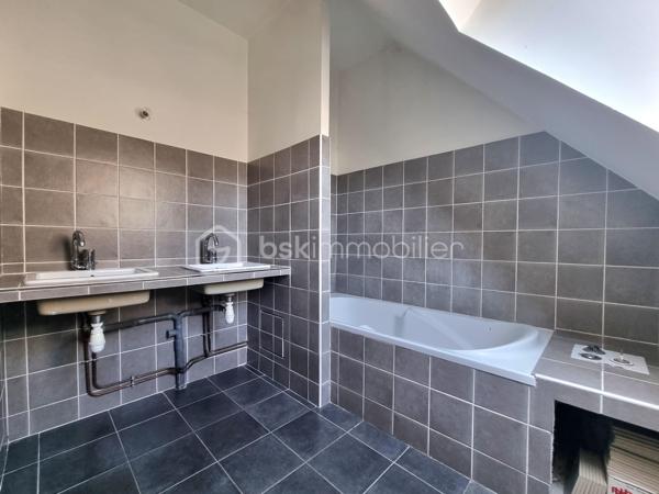 ** En EXCLUSIVITÉ ** Venez découvrir SANS TARDER cette maison en pierre d'environ 105 m² au sol et édifiée sur un terrain de 450 m². 
Située dans un village paisible, à 5 km de Nangis ( gare SNCF, commodités et commerces ) et de La Chapelle-Gauthier.

Cette ancienne grange vous séduira avec ses pierres et ses poutres apparentes, elle vous offre au rez-de-chaussée une entrée, un salon-séjour lumineux, une cuisine d’environ 13 m² avec un accès direct sur l’extérieur, une buanderie et un WC indépendant.
Au premier étage vous trouverez une pièce palière desservant une salle de bains avec un WC ainsi que 3 chambres. 

À l'extérieur vous bénéficierez également d'un jardin entièrement clos, d’un grand garage attenant de 33 m², d’une annexe avec une partie chaufferie et atelier.

Quelques travaux à prévoir.

Les ++ : Beaux volumes, chauffage au sol par pompe à chaleur (2022), conduit de prévu pour pouvoir installer un poêle à bois dans le salon-séjour, fenêtres double vitrage ! 

Une maison pleine de cachets et fonctionnel avec un bel espace de vie ! 
Alors, n'attendez plus, contactez-nous !

Pour plus d'information n'hésitez pas à contacter Julien et Cindy LUCIANI au 06 52 63 33 63.