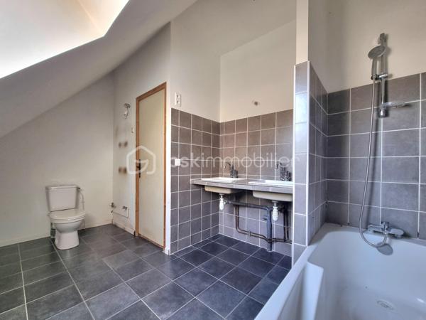 ** En EXCLUSIVITÉ ** Venez découvrir SANS TARDER cette maison en pierre d'environ 105 m² au sol et édifiée sur un terrain de 450 m². 
Située dans un village paisible, à 5 km de Nangis ( gare SNCF, commodités et commerces ) et de La Chapelle-Gauthier.

Cette ancienne grange vous séduira avec ses pierres et ses poutres apparentes, elle vous offre au rez-de-chaussée une entrée, un salon-séjour lumineux, une cuisine d’environ 13 m² avec un accès direct sur l’extérieur, une buanderie et un WC indépendant.
Au premier étage vous trouverez une pièce palière desservant une salle de bains avec un WC ainsi que 3 chambres. 

À l'extérieur vous bénéficierez également d'un jardin entièrement clos, d’un grand garage attenant de 33 m², d’une annexe avec une partie chaufferie et atelier.

Quelques travaux à prévoir.

Les ++ : Beaux volumes, chauffage au sol par pompe à chaleur (2022), conduit de prévu pour pouvoir installer un poêle à bois dans le salon-séjour, fenêtres double vitrage ! 

Une maison pleine de cachets et fonctionnel avec un bel espace de vie ! 
Alors, n'attendez plus, contactez-nous !

Pour plus d'information n'hésitez pas à contacter Julien et Cindy LUCIANI au 06 52 63 33 63.