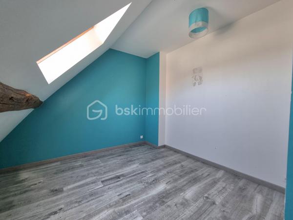 ** En EXCLUSIVITÉ ** Venez découvrir SANS TARDER cette maison en pierre d'environ 105 m² au sol et édifiée sur un terrain de 450 m². 
Située dans un village paisible, à 5 km de Nangis ( gare SNCF, commodités et commerces ) et de La Chapelle-Gauthier.

Cette ancienne grange vous séduira avec ses pierres et ses poutres apparentes, elle vous offre au rez-de-chaussée une entrée, un salon-séjour lumineux, une cuisine d’environ 13 m² avec un accès direct sur l’extérieur, une buanderie et un WC indépendant.
Au premier étage vous trouverez une pièce palière desservant une salle de bains avec un WC ainsi que 3 chambres. 

À l'extérieur vous bénéficierez également d'un jardin entièrement clos, d’un grand garage attenant de 33 m², d’une annexe avec une partie chaufferie et atelier.

Quelques travaux à prévoir.

Les ++ : Beaux volumes, chauffage au sol par pompe à chaleur (2022), conduit de prévu pour pouvoir installer un poêle à bois dans le salon-séjour, fenêtres double vitrage ! 

Une maison pleine de cachets et fonctionnel avec un bel espace de vie ! 
Alors, n'attendez plus, contactez-nous !

Pour plus d'information n'hésitez pas à contacter Julien et Cindy LUCIANI au 06 52 63 33 63.