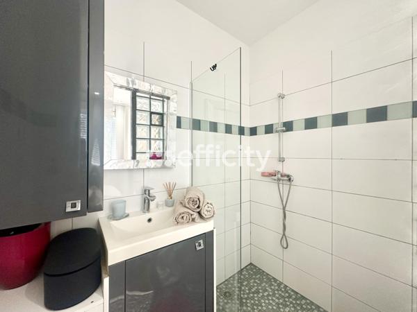 Maison
         4 pièces
        - 88 m² Exclusivité 330 000 € *