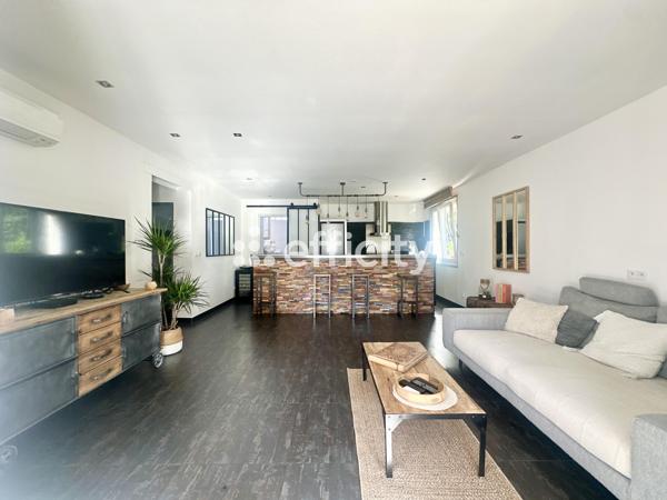 Maison
         4 pièces
        - 88 m² Exclusivité 330 000 € *
