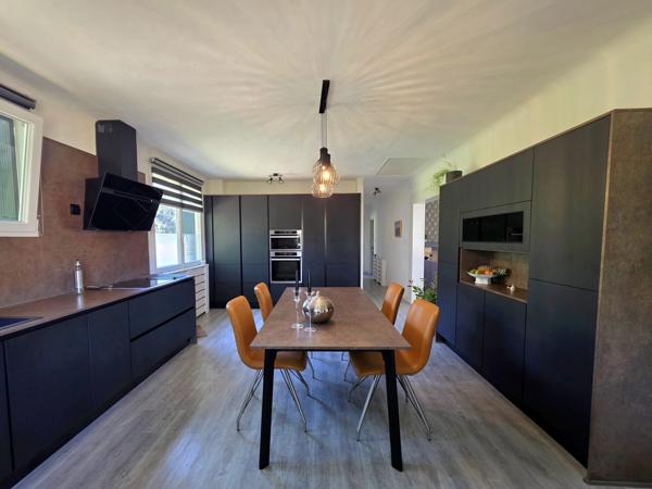 Superbe villa rénovée avec appartement d'invités et piscine