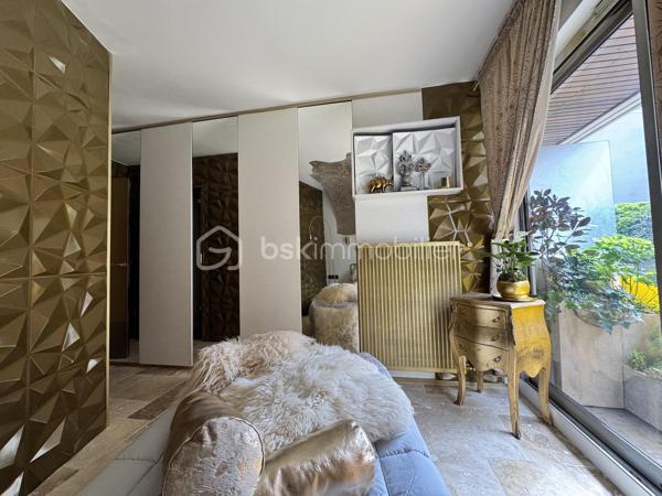 75 m2 pour cet incroyable univers à vivre, il revendique une esthétique résolument brutaliste. Situé au 1er étage avec ascenseur, il est distribué comme suit, un appartement de 54 m² Carrez avec 2 chambres, balcon de 2 m²(pondéré à 1m2) et son jardin japonais de 60 m² (pondéré à 20m2).
Le vaste séjour de 25 m² s’ouvre sur un magnifique jardin japonais privatif orienté à l’est, offrant un cadre de vie rare et apaisant.
L’appartement comprend une suite avec baignoire, une seconde chambre bénéficiant de son propre balcon, un dressing ainsi qu’une salle d’eau avec WC.Chaque matériau a été soigneusement sélectionné pour composer un univers architectural unique. Le béton vibré des murs dialogue avec le quartzite oxydé du plan de travail, le schiste noir des salles d’eau et les finitions en aluminium anodisé.

Une grande place de parking en sous-sol complète ce bien.

Véritable œuvre de design habitable, cet appartement a été entièrement pensé et aménagé par son propriétaire actuel. L’ensemble du mobilier, des équipements et des éléments décoratifs est inclus dans la vente : vous n’aurez qu’à poser vos valises.

Le parc des Buttes-Chaumont et le Rosa Bonheur sont accessibles à pied. Vous profiterez également de la proximité immédiate d’un marché, de nombreux commerces et de toutes les commodités du quartier.


Located on the first floor of a building with elevator access, this remarkable living space offers 75 sqm of weighted area, boldly combining a brutalist and contemporary aesthetic with the serenity of a 60 sqm Japanese garden (weighted at 20 sqm). The property comprises a 54 sqm Carrez-law apartment extended by a 2 sqm balcony (weighted at 1 sqm), creating a distinctive and inspiring living environment. Every material has been carefully selected to create a unique architectural environment. The vibrated concrete walls interact harmoniously with the oxidized quartzite countertop, the black slate used in the bathrooms, and the anodized aluminum finishes.

The spacious 25 sqm living room opens onto a magnificent private Japanese garden facing east, offering a rare and peaceful living environment. The apartment includes a primary suite with a bathtub, a second bedroom with its own private balcony, a walk-in dressing room, and a shower room with a toilet.

A large underground parking space completes the property.

A true piece of livable design, this apartment was entirely conceived and fitted out by its current owner. All furniture, equipment, and decorative elements are included in the sale—you only need to bring your suitcases.

The Buttes-Chaumont Park and Rosa Bonheur are within walking distance, and you will also benefit from the immediate proximity of a local market, numerous shops, and all the amenities the neighborhood has to offer.